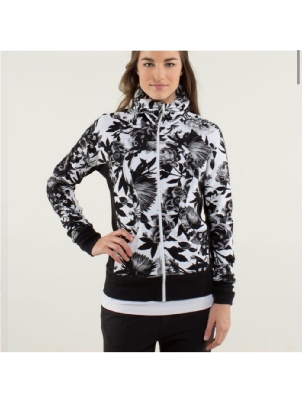 Lululemon Jacket Brisk Bloom
Black and White 8
